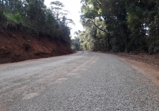 Prefeitura de Salto Veloso realiza redimensionamento da estrada entre Salto Veloso e Treze Tílias