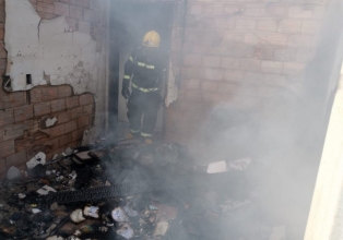 Fogo destrói parte de casa na cidade de Rio das Antas