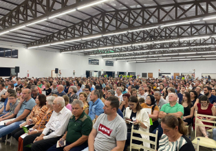 Mais de 700 pessoas participam da assembleia de prestação de contas do Sicredi