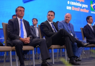 Bolsonaro, Lira e Pacheco prometem melhorias a prefeitos