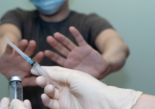 Mais de 380 mil adultos ainda não receberam a primeira dose da vacina contra Covid