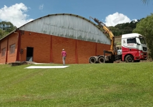 Substituição do telhado do Centro Educacional Sr. Ernesto Ferronatto em Linha Pinhal é iniciado.