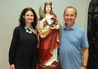 Jorginho Mello ganha escultura de Santa Catarina de Alexandria, obra feita pela artista trezetiliense Ingrid Thaler