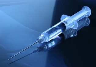 60% da população vacinada faz mortes e casos de Covid-19 caírem 40%