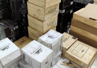 Polícia apreende 340 litros de vinho importados ilegalmente da Argentina