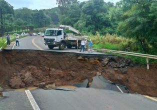 Desmoronamento na rodovia SC-135 interrompe trânsito entre Rio das Antas e Videira