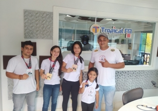 Campeões Mundiais de Capoeira da escolinha de Ibicaré estiveram nos estúdios da Tropical FM